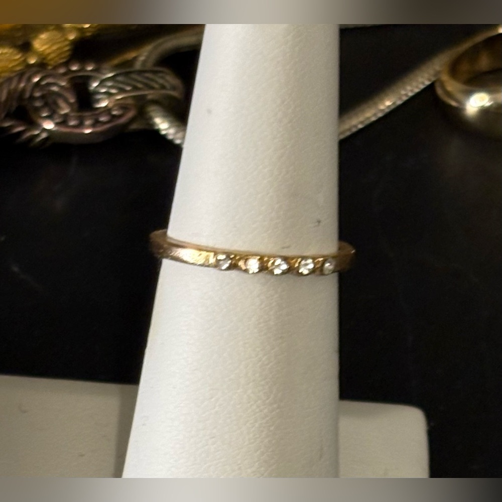 Elegant Gold Ring with Sparkling Accents